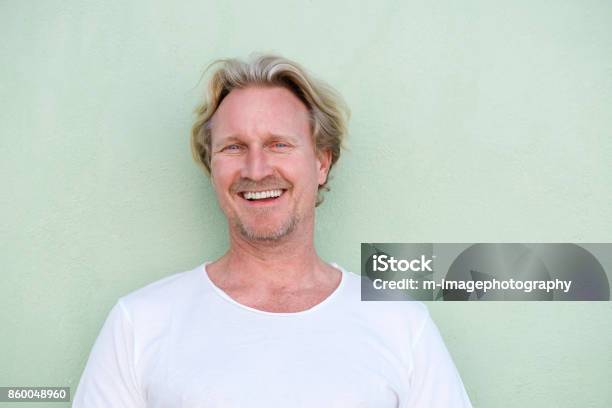 Стокове фото Усміхнений Чоловік Середнього Віку Що Стоїть На Зеленому Тлі — Завантажте зображення зараз