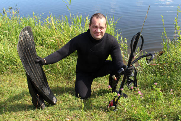 spearfishing. 작 살 총으로 잠수복 한 남자가 있다. - pike dive 뉴스 사진 이미지