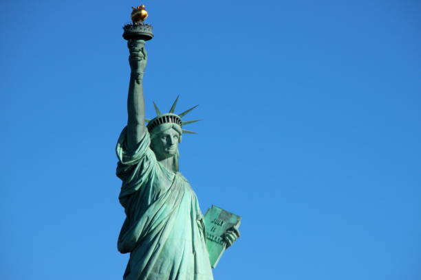 estatua de la libertad - cintura-para arriba - waistup fotografías e imágenes de stock