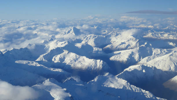 montañas cubiertas de nieve vistas desde el cielo - new zealand fotos fotografías e imágenes de stock