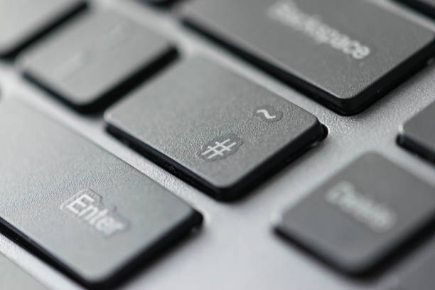close-up vista da hashtag ícone em uma chaves de teclado de computador - cardinal - fotografias e filmes do acervo