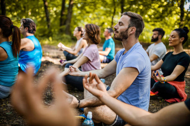 운동 사람들은 자연에서 스포츠 클래스에서 요가 연습. - men yoga meditating cross legged 뉴스 사진 이미지