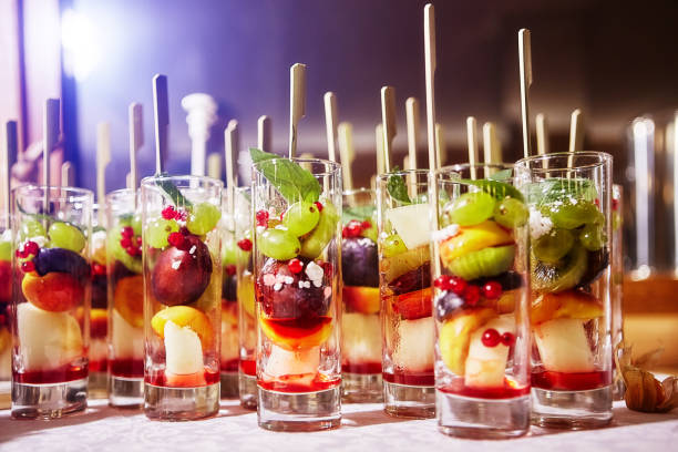 ensalada de coctel de frutas en una copas de cristal en la parte - zumo 660 fotografías e imágenes de stock