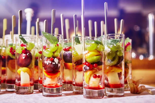 ensalada de coctel de frutas en una copas de cristal en la parte - zumo 660 fotografías e imágenes de stock