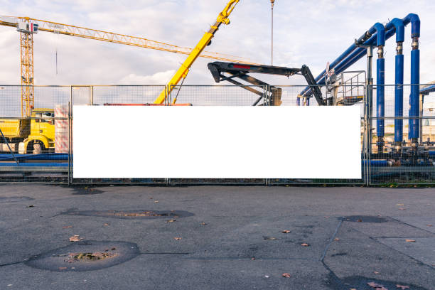 sitio de construcción en curso en blanco bandera puerta cerrada equipo cartelera aislado blanco característica - billboard advertisement built structure urban scene fotografías e imágenes de stock