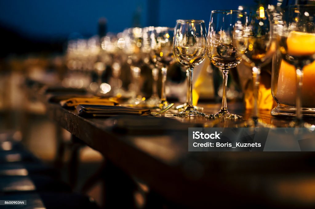 Luxus-Tisch-Einstellungen für feines Essen mit und Glaswaren, schönen unscharfen Hintergrund. Vorbereitung für den Urlaub Weihnachten und Hanukkah Abendessen Nacht. - Lizenzfrei Dekoration Stock-Foto