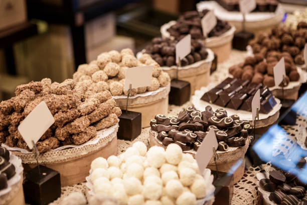 molti tipi diversi di cioccolato - brown chocolate candy bar close up foto e immagini stock