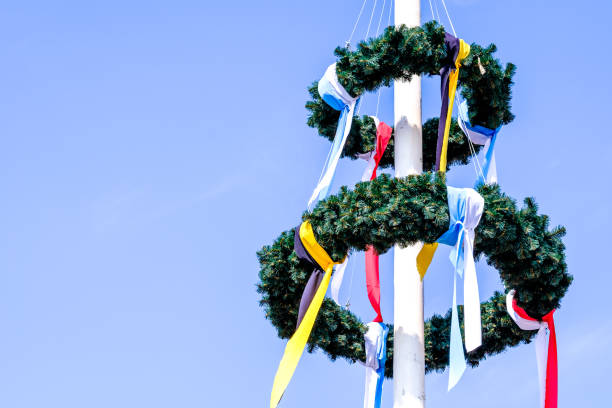 típico de la región de baviera palo de mayo - bavaria austria blue celebration fotografías e imágenes de stock