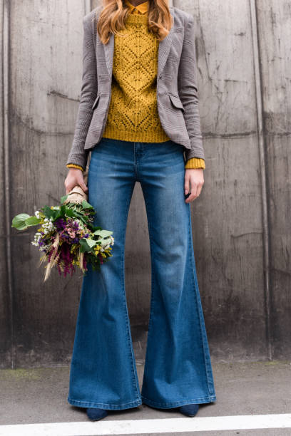 menina com buquê de flores - pose alternativa - fotografias e filmes do acervo