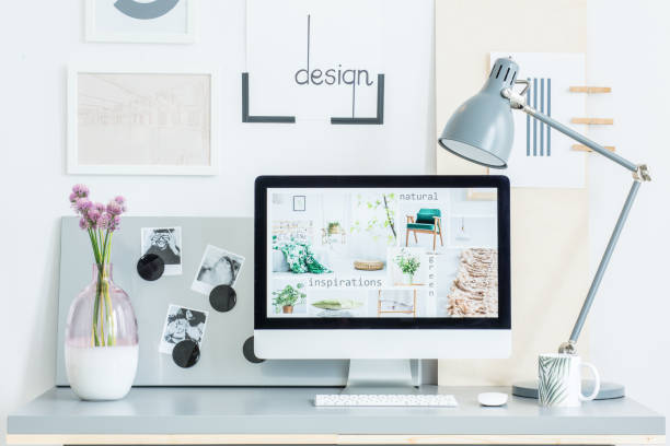 pracovní plocha s lampou - dobrovolná skromnost životní styl fotky - stock snímky, obrázky a fotky