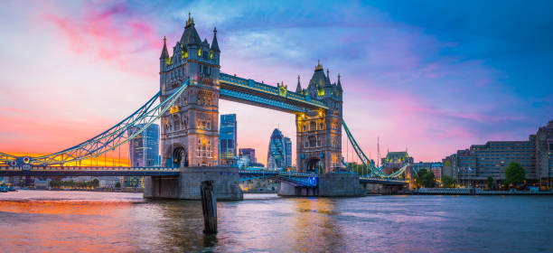 londen tower bridge river thames city wolkenkrabbers verlicht zonsondergang panorama - tower bridge stockfoto's en -beelden