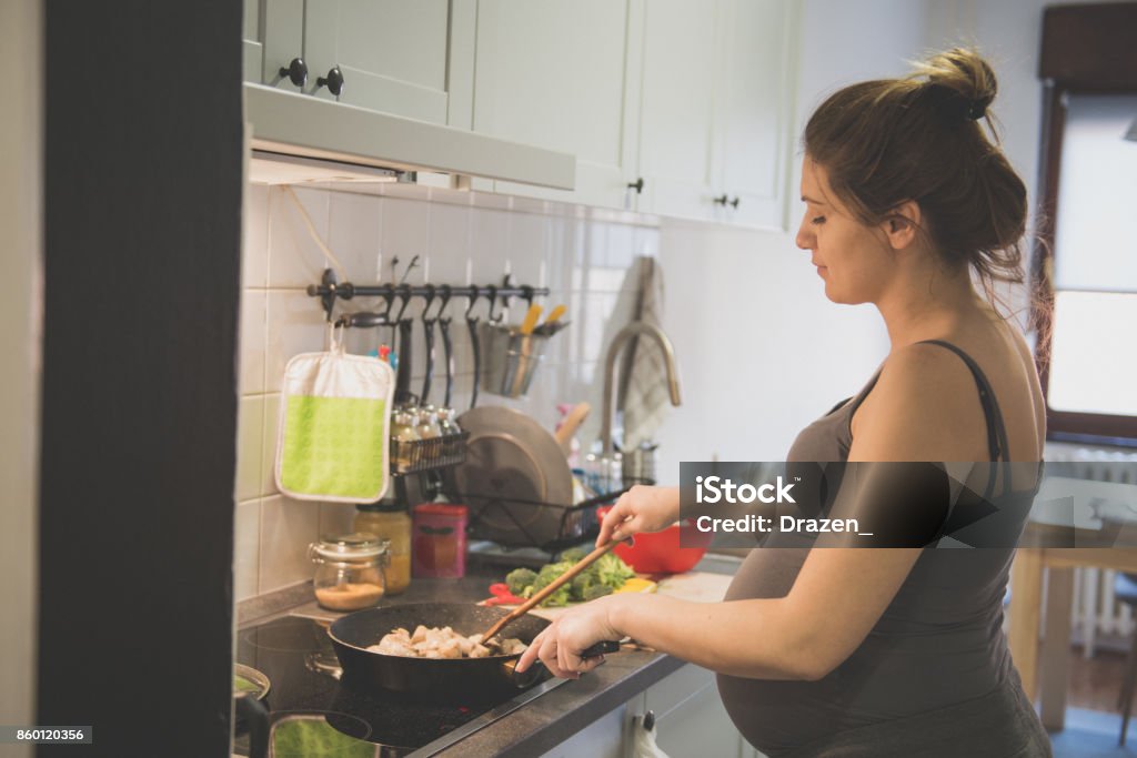 Schwangere Frau hungrig achtmonatigen Vorbereitung Abendessen - Lizenzfrei Schwanger Stock-Foto