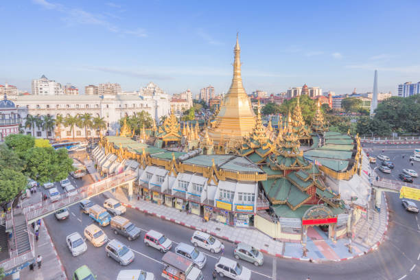 16 December 2016 Traffic jam on the road at sule pagoda in yangon city, myanmar.yangon is old capital city of myanmar there is fomous place for tourism and business 16 December 2016 Traffic jam on the road at sule pagoda in yangon city, myanmar.yangon is old capital city of myanmar there is fomous place for tourism and business sule pagoda stock pictures, royalty-free photos & images