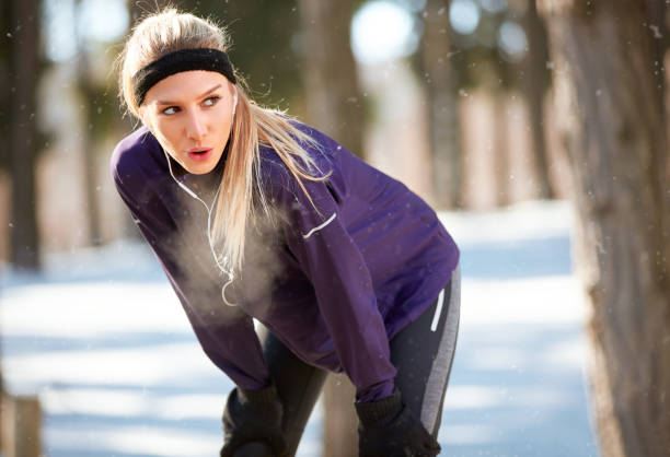 kobiecy odpoczynek od biegania - breathing exercise jogging exercising relaxation exercise zdjęcia i obrazy z banku zdjęć