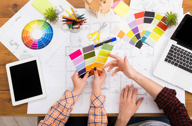 trabalho em equipe de designers de interiores com amostra de pantone - home decorating interior designer blueprint planning - fotografias e filmes do acervo