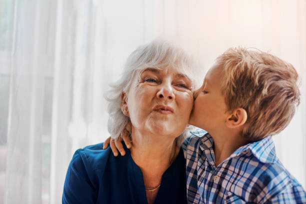 그는 사랑 스런 어린 소년 - grandmother grandchild grandson child 뉴스 사진 이미지