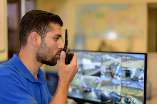 homem que trabalha na sala de controle - control room audio - fotografias e filmes do acervo