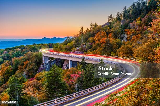 Foto de Linn Cove Viaduct e mais fotos de stock de Carolina do Norte - Estado dos EUA - Carolina do Norte - Estado dos EUA, Montanha Grandfather, Appalachia