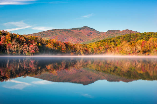 nonno montagna in autunno - grandfather mountain foto e immagini stock