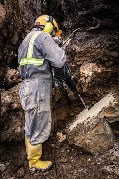 trabajadores haciendo su trabajo de perforación - drill equipment dirty work tool fotografías e imágenes de stock