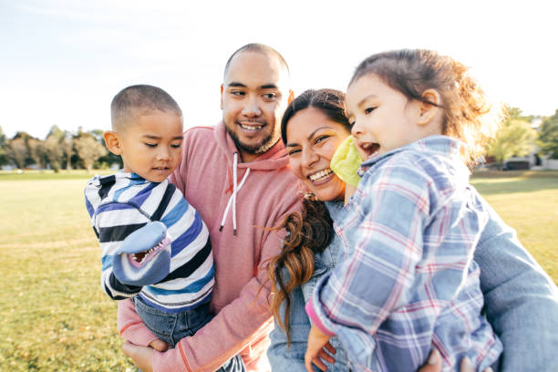 family  with two kids - asian ethnicity child four people couple imagens e fotografias de stock