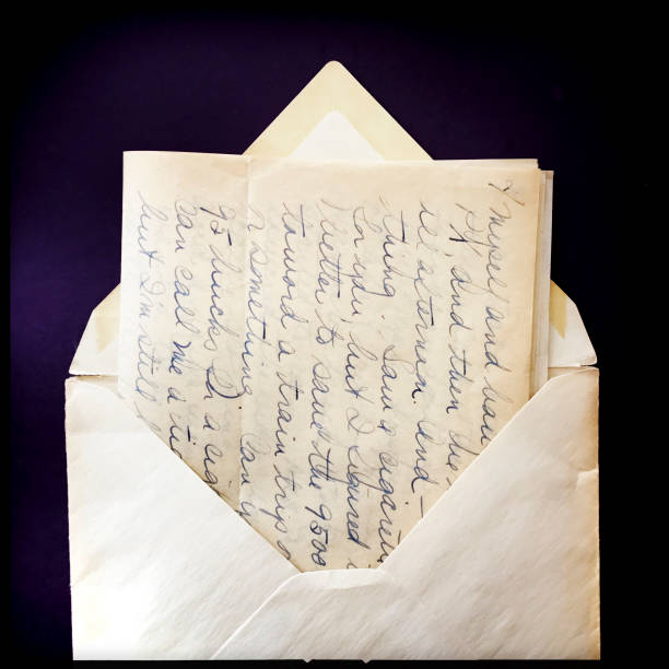 vieja carta de amor y sobre con la frontera - 1945 fotografías e imágenes de stock