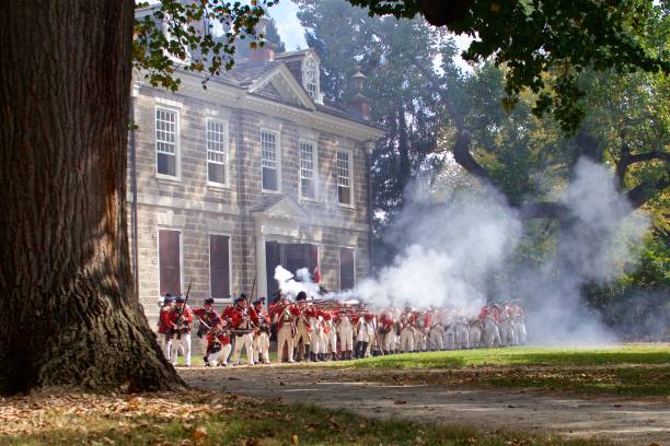 guerra revolucionária re-enactors retratando soldados britânicos tomar parte no acontecimento 240th aniversário da batalha de germantown - reconstituição - fotografias e filmes do acervo