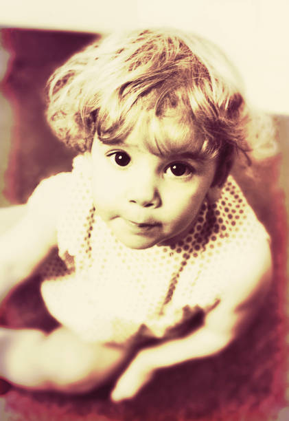 vintage tonificada retrato de una niña - big eyes fotos fotografías e imágenes de stock