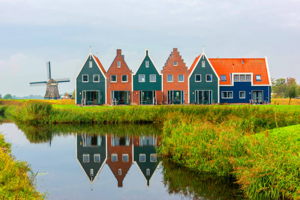 volendam ist eine stadt in nord-holland in den niederlanden. farbige häuser des marine parks in volendam. nord-holland, niederlande. - north holland stock-fotos und bilder