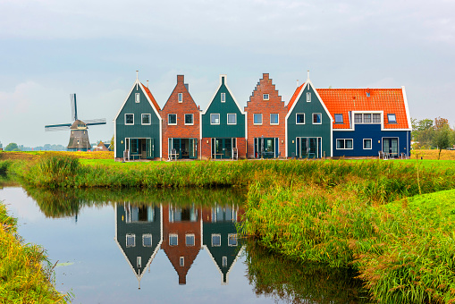 Volendam es un pueblo en Holanda del norte en los países bajos. Casas de colores del parque marino en Volendam. Holanda Septentrional, Países Bajos. photo