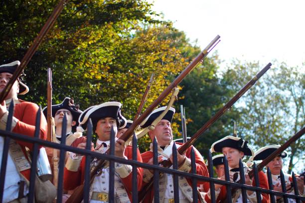 영국 군인, 또는 redcoats, germantown의 전투의 재연에 그들의 muskets와 목표를 가져가 라. - colonial style armed forces historical reenactment usa 뉴스 사진 이미지