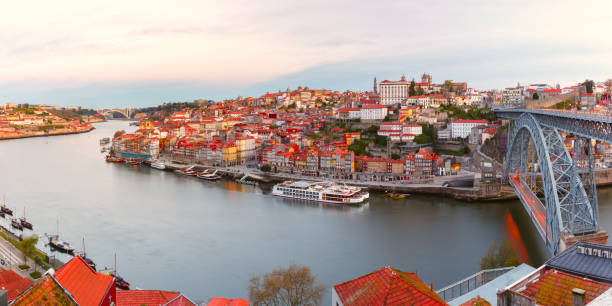 altstadt und fluss douro in porto, portugal - porto portugal bridge international landmark stock-fotos und bilder