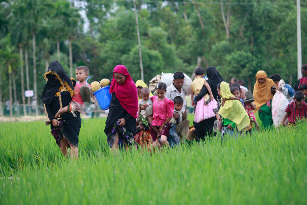 rohingya-muslime fliehen gewalt in myanmar - myanmar stock-fotos und bilder