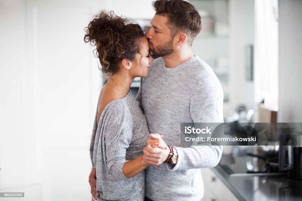 Dos amantes bailando en la cocina. - Foto de stock de Parejas libre de derechos