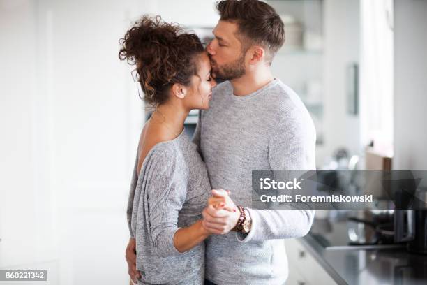 Due Amanti Che Ballano In Cucina - Fotografie stock e altre immagini di Relazione di coppia - Relazione di coppia, Amore, Tipo di danza