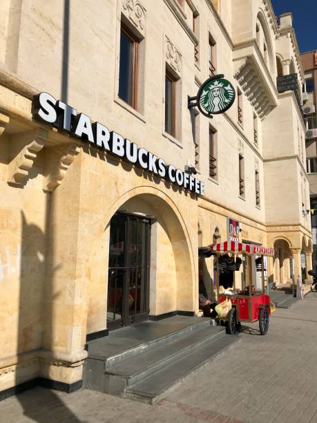 이스탄불에서 스타벅스 커피 하우스입니다. gokturk 지구에 위치한 스타벅스 커피 하우스입니다. - starbucks fast food istanbul turkey 뉴�스 사진 이미지