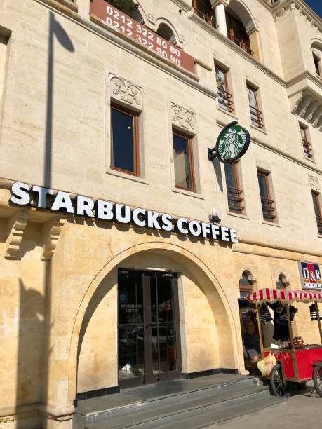 이스탄불에서 스타벅스 커피 하우스입니다. gokturk 지구에 위치한 스타벅스 커피 하우스입니다. - starbucks fast food istanbul turkey 뉴스 사진 이미지