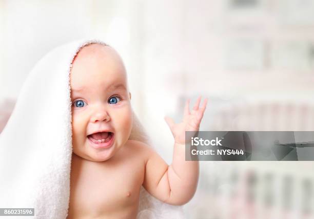 Baby Handtuch Auf Unschärfe Hintergrund Stockfoto und mehr Bilder von Baby - Baby, Glücklichsein, Niedlich