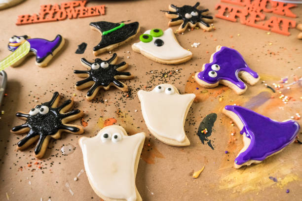 istock Decorating Halloween sugar cookies with colorful royal icing. 860239162