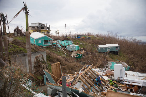 zerstörte häuser, hurrikan irma 2017, st. john, vereinigte staaten jungferninseln - hurricane caribbean house storm stock-fotos und bilder