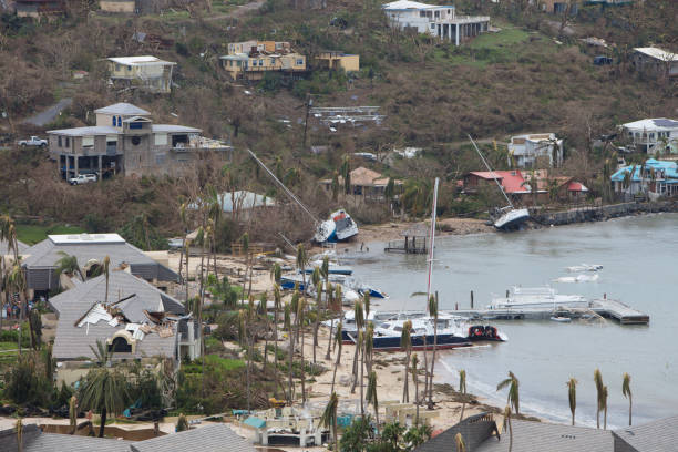 mit blick auf westin resort große cruz bay nach hurrikan irma 2017, johannes, jungferninseln - hurricane caribbean house storm stock-fotos und bilder