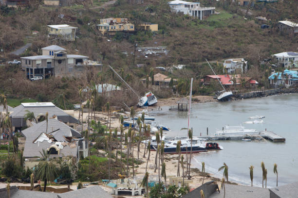 con vistas a la bahía de cruz gran resort westin después huracán irma 2017, st john, islas vírgenes - hurricane caribbean house storm fotografías e imágenes de stock