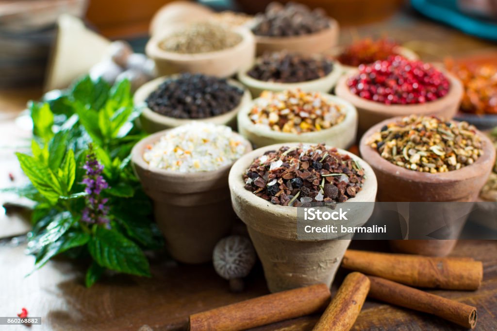 Verscheidenheid van verschillende Aziatische en Midden-Oosten kruiden, kleurrijke assortiment, op oude houten tafel - Royalty-free Ayurveda Stockfoto