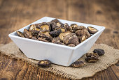 getrocknete-shiitake-pilze-nahaufnahme-gedreht-selektiven-fokus.jpg?b=1&s=170x170&k=20&c=Y0kL0DvermusWlZptqfloHFIEMPSoCCB_bhDfiPCf4M=