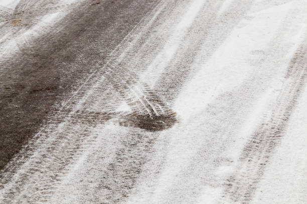 straße unter dem schnee - drivers point of view country road snowing blizzard stock-fotos und bilder