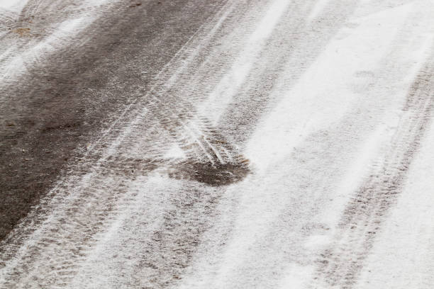 droga pod śniegiem - drivers point of view country road snowing blizzard zdjęcia i obrazy z banku zdjęć