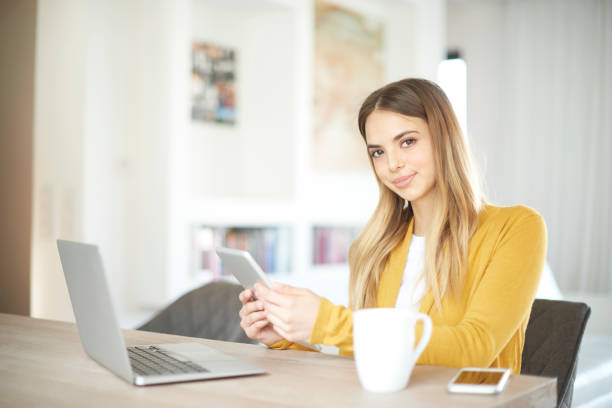 bureau home  - on the phone women beautiful beauty photos et images de collection