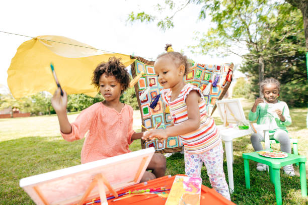 istock Outdoor art lesson for kids 860328556