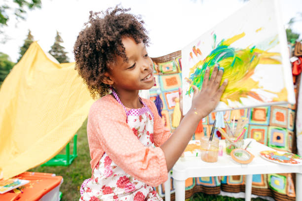istock Outdoor art lesson for kids 860328562