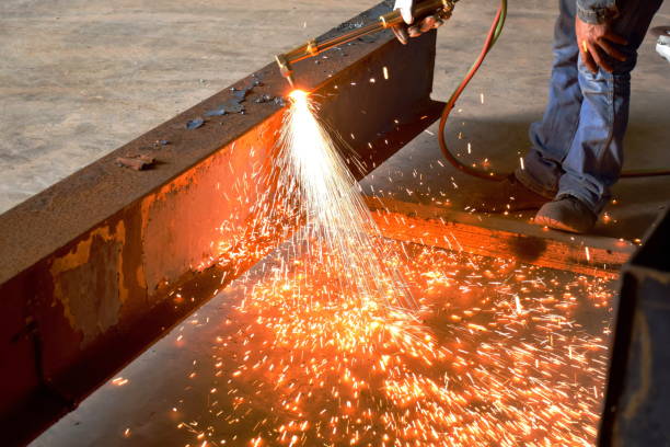 сварочные искры лучевой стали от сварочного техника или sparks вырезать сталь с огненным газом. - foundry propane work tool welder стоковые фото и изображения